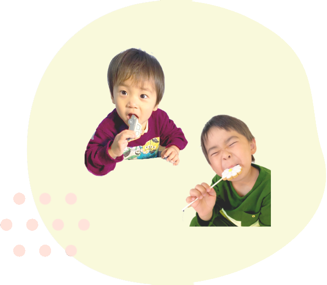 クッキーを食べる子供たち